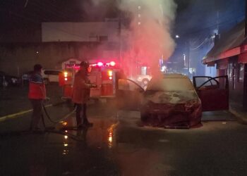 Se quema auto en calles 9 Hidalgo y Juárez por corto circuito