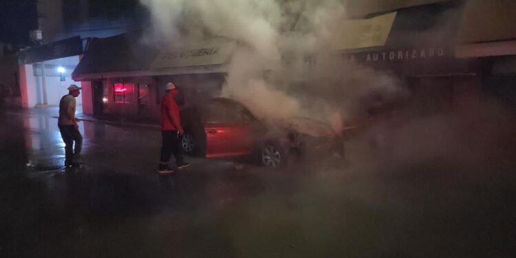 Se quema auto en calles 9 Hidalgo y Juárez por corto circuito