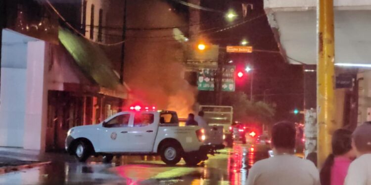 Se quema auto en calles 9 Hidalgo y Juárez por corto circuito