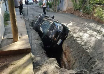 Auto cae a socavón en calle Acueducto de la Colonia Tamatán en Victoria