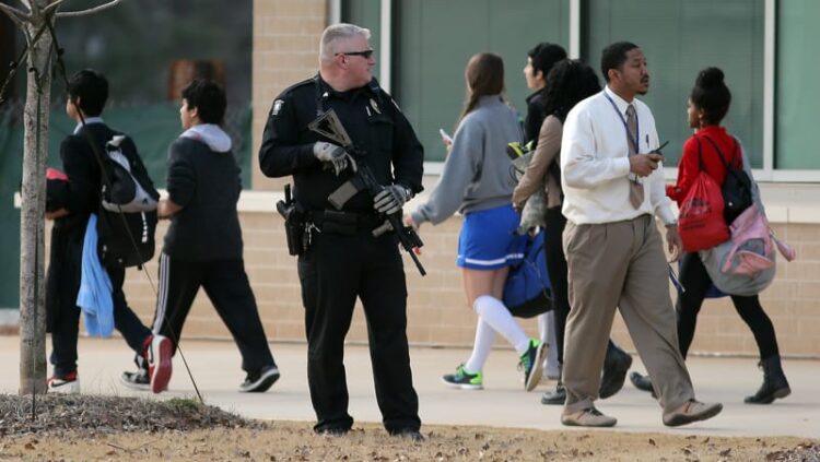 Reduce Senado fondos para seguridad escolar en Texas