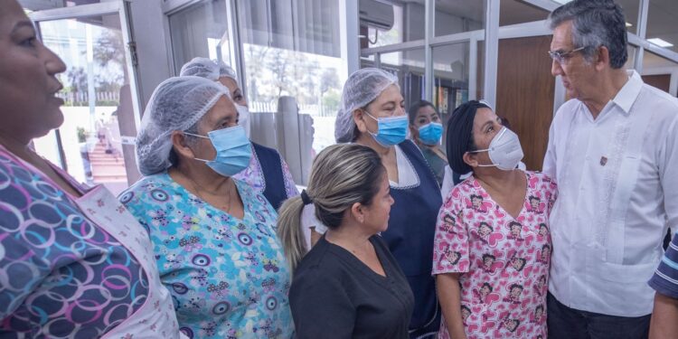 Visita el gobernador el Hospital General tras conato de incendio; ofrece a pacientes atención inmediata