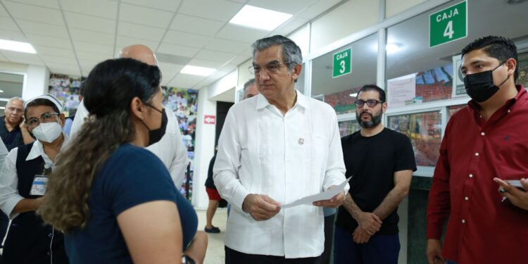 Visita el gobernador el Hospital General tras conato de incendio; ofrece a pacientes atención inmediata