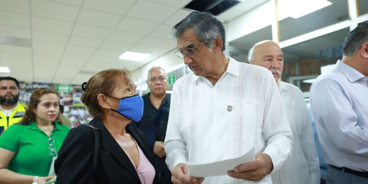 Visita el gobernador el Hospital General tras conato de incendio; ofrece a pacientes atención inmediata