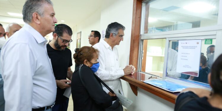 Visita el gobernador el Hospital General tras conato de incendio; ofrece a pacientes atención inmediata