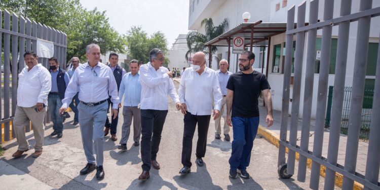 Visita el gobernador el Hospital General tras conato de incendio; ofrece a pacientes atención inmediata