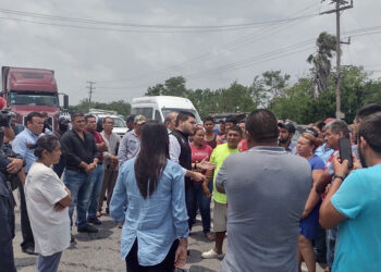 Padres cierran carretera San Fernando-Matamoros; exigen regreso de dos hijos