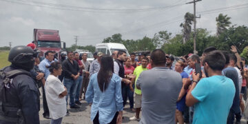 Padres cierran carretera San Fernando-Matamoros; exigen regreso de dos hijos