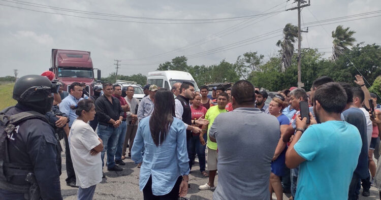 Padres cierran carretera San Fernando-Matamoros; exigen regreso de dos hijos
