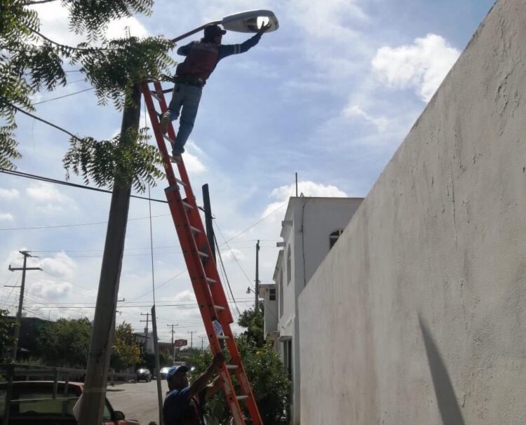 Denuncia alcalde de Victoria apagones en alumbrado público por manos extraños