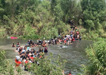 Oleada de migrantes cruza en Matamoros el Río Bravo en busca del “sueño americano”