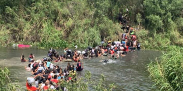 Oleada de migrantes cruza en Matamoros el Río Bravo en busca del “sueño americano”