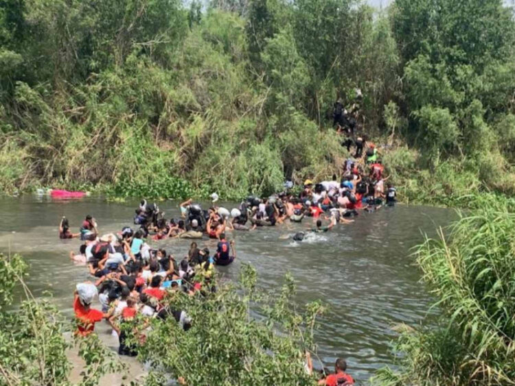 Oleada de migrantes cruza en Matamoros el Río Bravo en busca del “sueño americano”