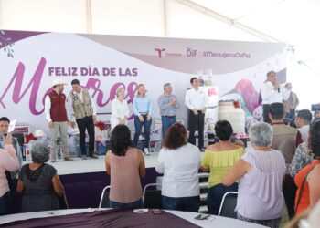 Festejan Américo y María a miles de mamás en su día