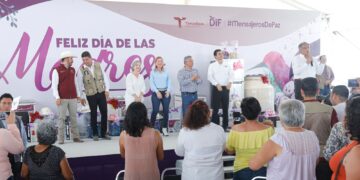 Festejan Américo y María a miles de mamás en su día