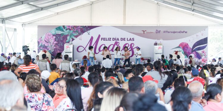 Festejan Américo y María a miles de mamás en su día