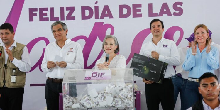 Festejan Américo y María a miles de mamás en su día