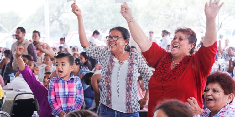 Festejan Américo y María a miles de mamás en su día