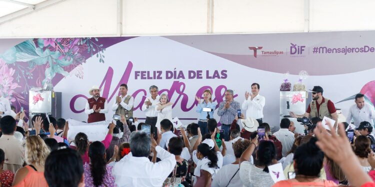 Festejan Américo y María a miles de mamás en su día