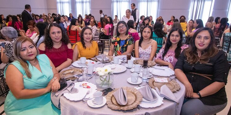 Reconoce la UAT a sus trabajadoras en festejo del Día de las Madres