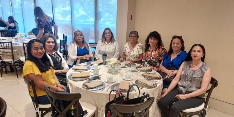 Reconoce la UAT a sus trabajadoras en festejo del Día de las Madres
