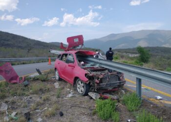 Barra metálica parte su auto en carretera Victoria-Tula; se salva de milagro