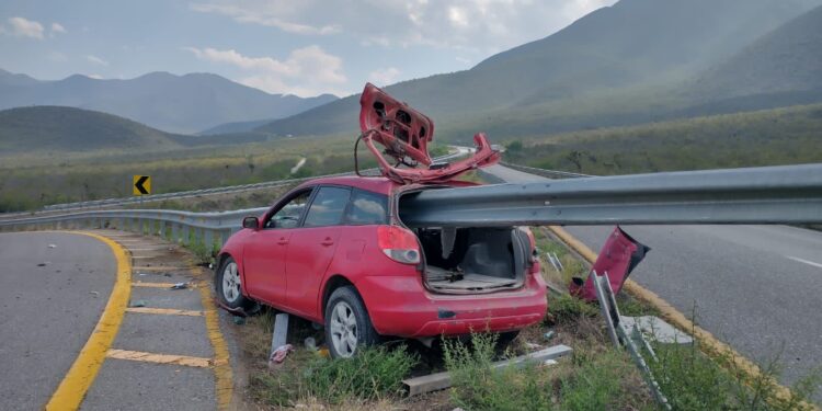Barra metálica parte su auto en carretera Victoria-Tula; se salva de milagro