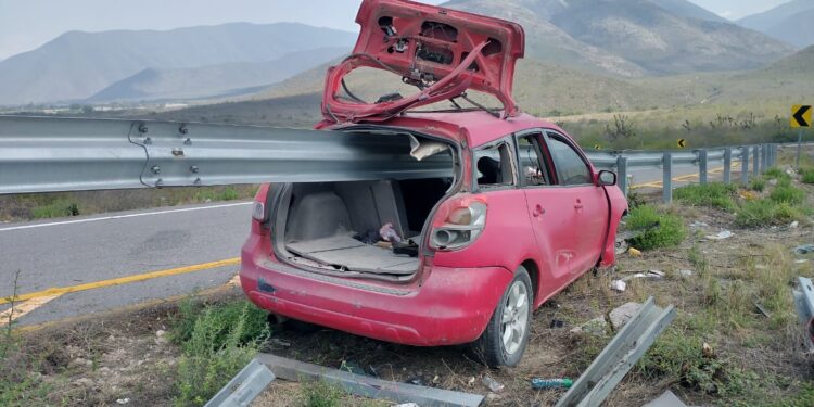 Barra metálica parte su auto en carretera Victoria-Tula; se salva de milagro
