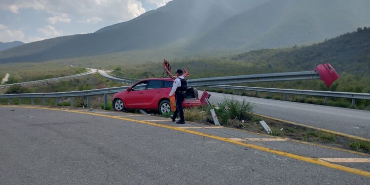 Barra metálica parte su auto en carretera Victoria-Tula; se salva de milagro