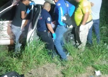 Mueren dos en volcadura