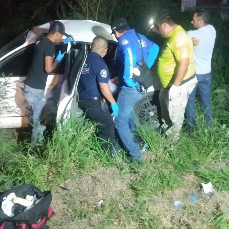 Mueren dos en volcadura