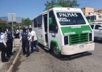 Microbús arrolla a abuelita en calles 7 y Bulevar Praxedis Balboa en Victoria