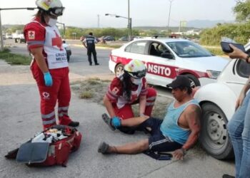 Auto sin frenos arrolla a obrero