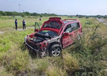 Tráiler embiste a camioneta y lesiona a chofer