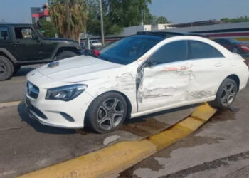 Se “vende” al chocar un Mercedes