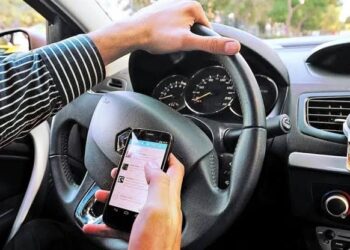 Uso de celular al manejar, de las principales causas de accidentes