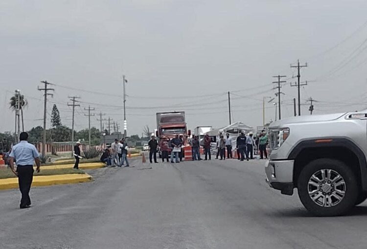Sorgueros cierran la carretera en San Fernando