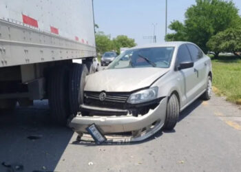 Destroza su auto al chocar contra trailer