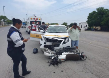 Taxista lesiona a motociclista en choque