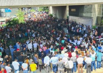 Estalla conflicto político en Nuevo León, alcaldes protestan contra gobernador por falta de recursos