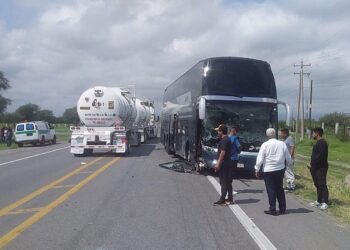 Autobús arrastra camioneta y lesiona a chofer
