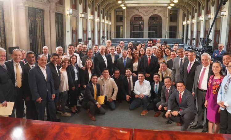 Urge AMLO a gobernadores de Morena mantener ritmo en entrega de programas sociales