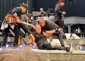 Bruce Springsteen se cae durante concierto en Ámsterdam