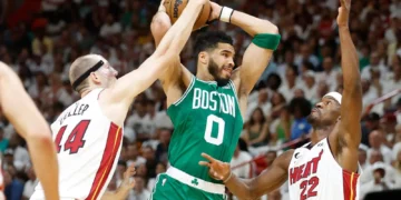 Los Celtics ganan a Miami Heat y aún sueñan con la final de la NBA