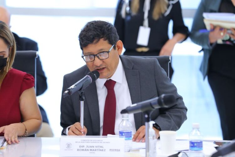 PAN manipula a padres de familia contra los libros de texto: Román Vital