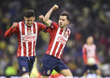 Las Chivas vencen al América en el Azteca y llegan a la final