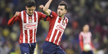 Las Chivas vencen al América en el Azteca y llegan a la final