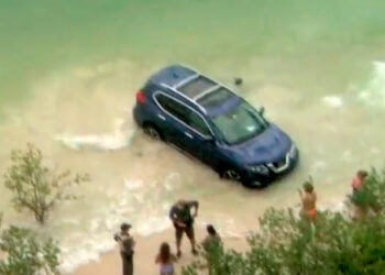 Mujer ebria causa conmoción al conducir su camioneta hasta el agua en playa de Florida