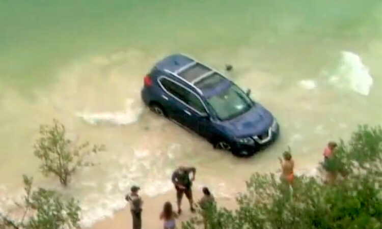 Mujer ebria causa conmoción al conducir su camioneta hasta el agua en playa de Florida