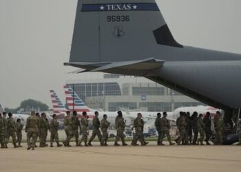 Enviará Texas Fuerzas Armadas para contener migrantes en frontera con México